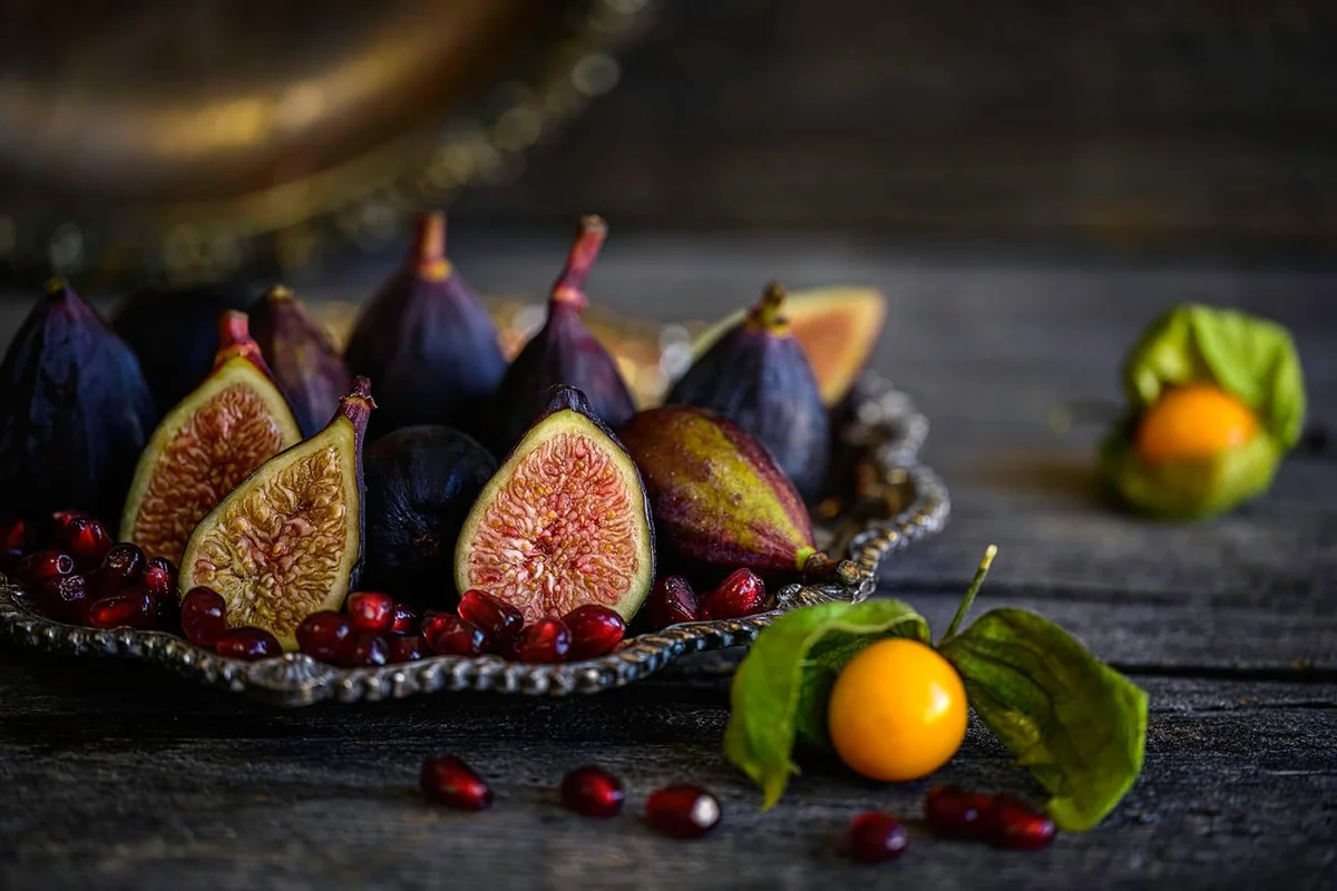 Nikon NIKKOR Z MC 105mm f/2.8 VR S — side profile showing form factor