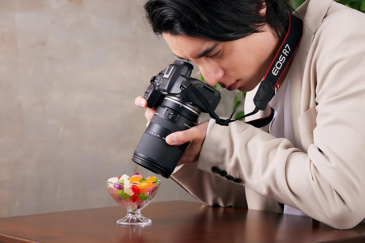 Tamron 18-300mm f/3.5-6.3 Di III-A VC VXD (Canon RF) — side profile showing form factor