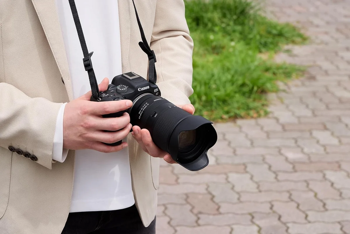 Tamron 18-300mm f/3.5-6.3 Di III-A VC VXD (Canon RF) mounted on camera